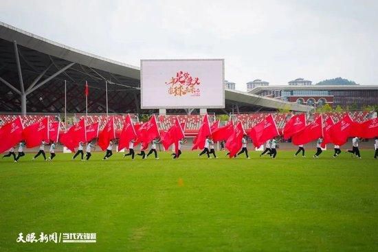 他一脸颓然的坐在地上，仰望着月光下，浑身寒气四溢的骆风棠。